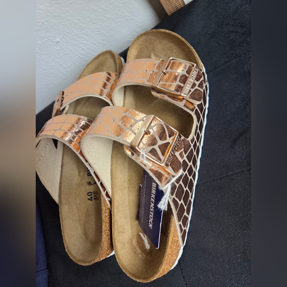 BIRKENSTOCKS ARIZONA ROSE GOLD SANDALS. NWT - Picture 2 of 3